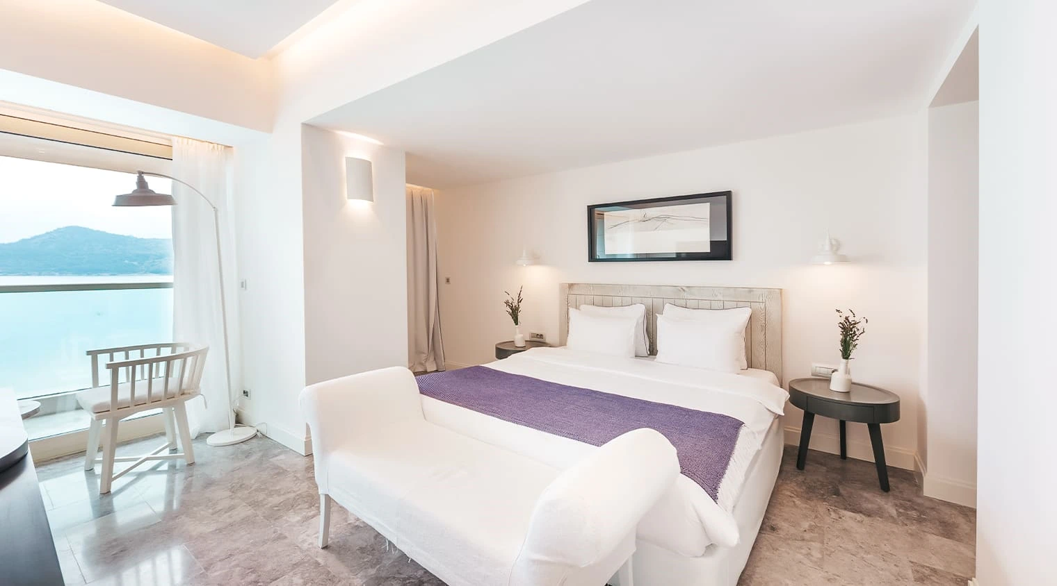 D Resort Ayvalık Jr Suit Deniz Manzaralı yatak odası ve deniz manzarası